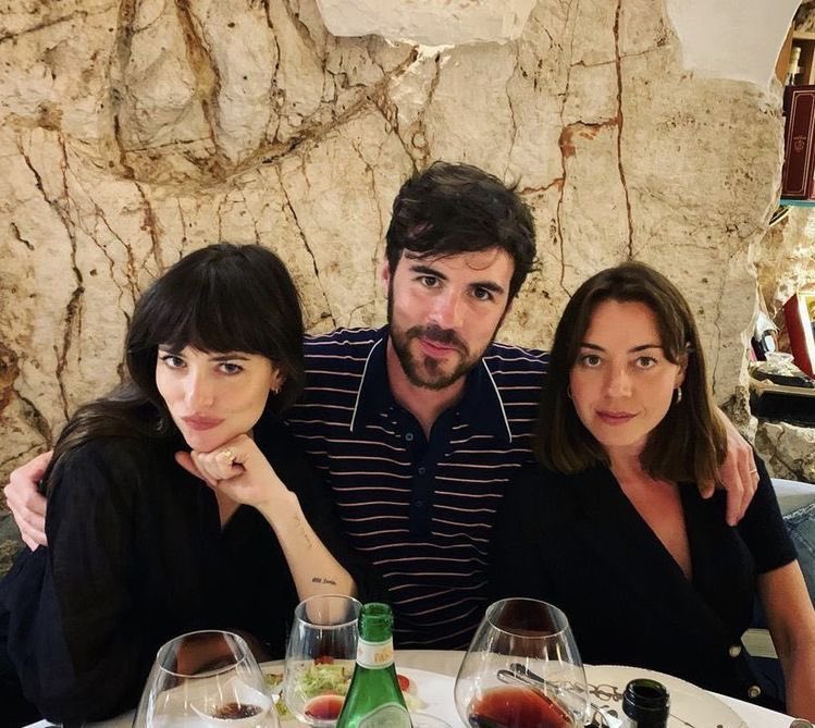 aubshahn's tweet image. Need them to lez it out