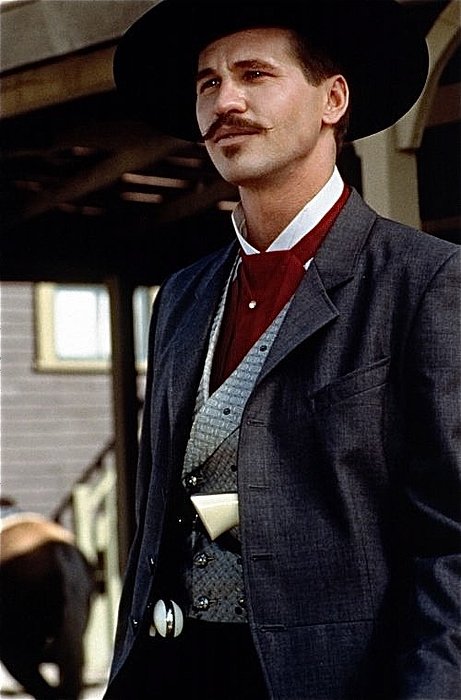 Tú debes de ser Doc Holliday.

Bueno, eso dicen.

¿También te has retirado?.

Yo no. Estoy en la flor de la vida.
