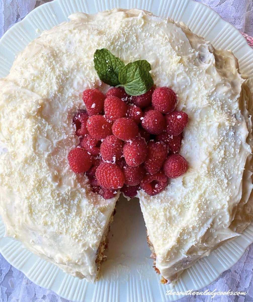 SouthLadyCooks's tweet image. Recipe➡️ thesouthernladycooks.com/white-chocolat…
This white chocolate raspberry cake is made with a mix but you would never know it.  Super easy and delicious! #raspberry #cake