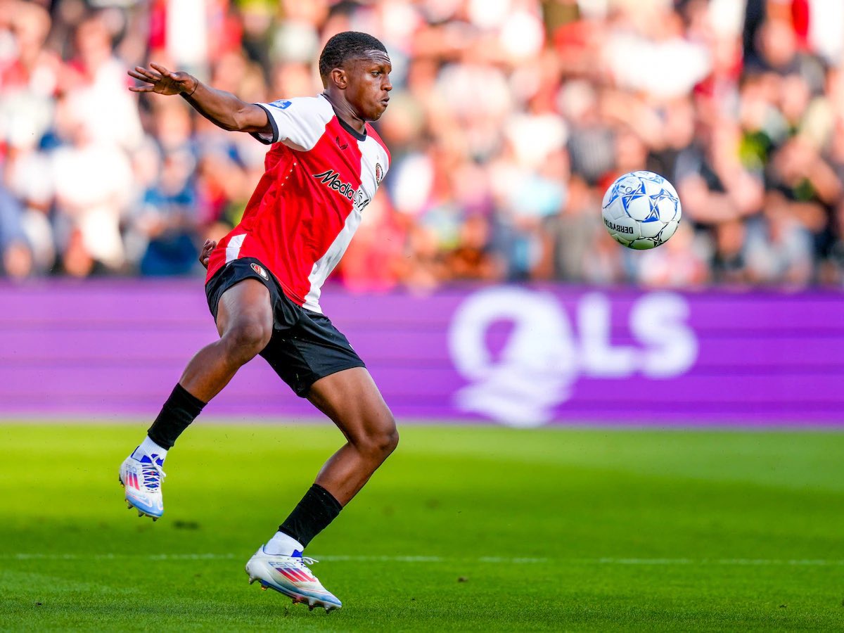 Eredivisie ekiplerinden Feyenoord, Avrupa ve Hollanda futboluna muazzam bir sağ bek kazandırdı.

Givairo Read (2006🇳🇱)

Açılan temiz ortalar , hız , hızlanma , yüksek oranda kazanılan ikili mücadeleler ve çalışkanlık.

Avrupa devlerinin yakın takibinde.

Felaket