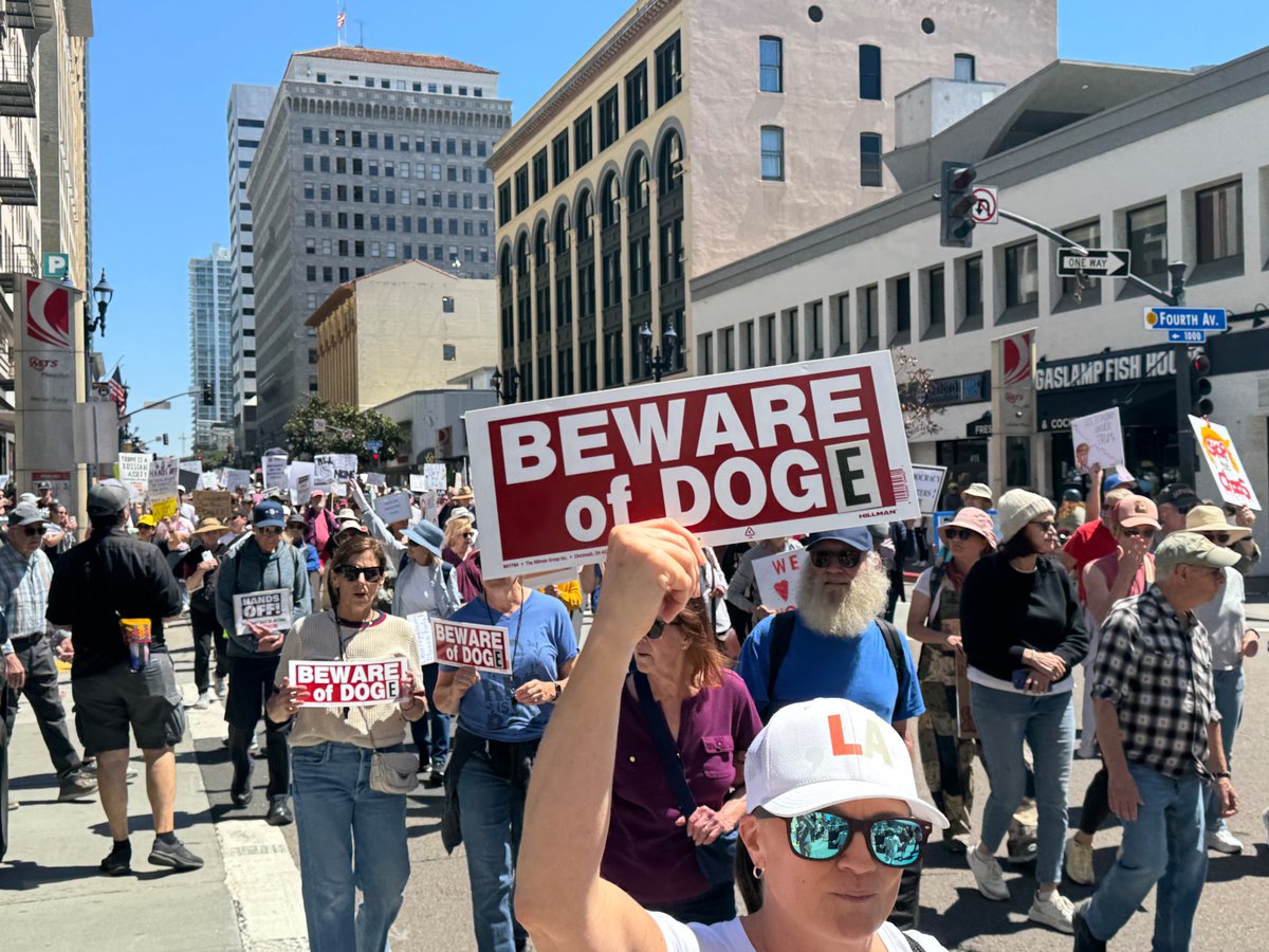 MarcoFoster_'s tweet photo. HAPPENING NOW: A sea of protesters gather in Southern California for the “Hands Off!” protests against Elon Musk and Donald Trump https://t.co/hkzzDfWWOL
