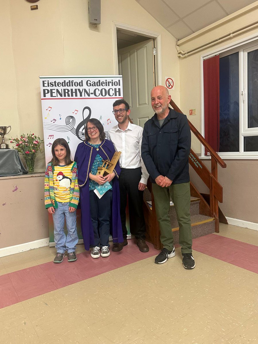 Oes mae teilyngod!
Llongyfarchiadau i Lowri Emlyn o Benrhyncoch am ennill y gadair eleni. Y gadair a gwobr ariannol yn rhoddedig gan y teulu er cof am Tegwyn Lewis, Rhosgoch
