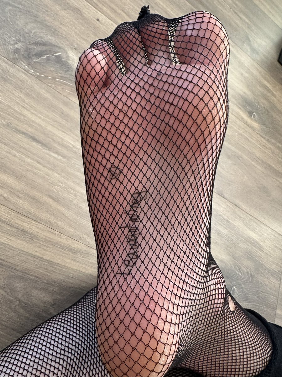 leawantm0ney's tweet photo. Feet femboy pic are the best https://t.co/dkhez88p6F