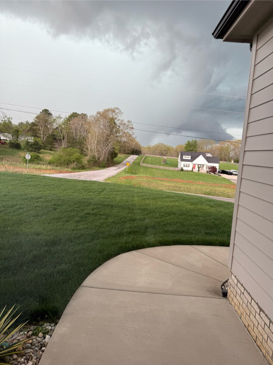 penniesb3's tweet photo. Storm that went through Dickson TN this evening . Photo taken from Burns Tn. https://t.co/lIw5SwiBjx