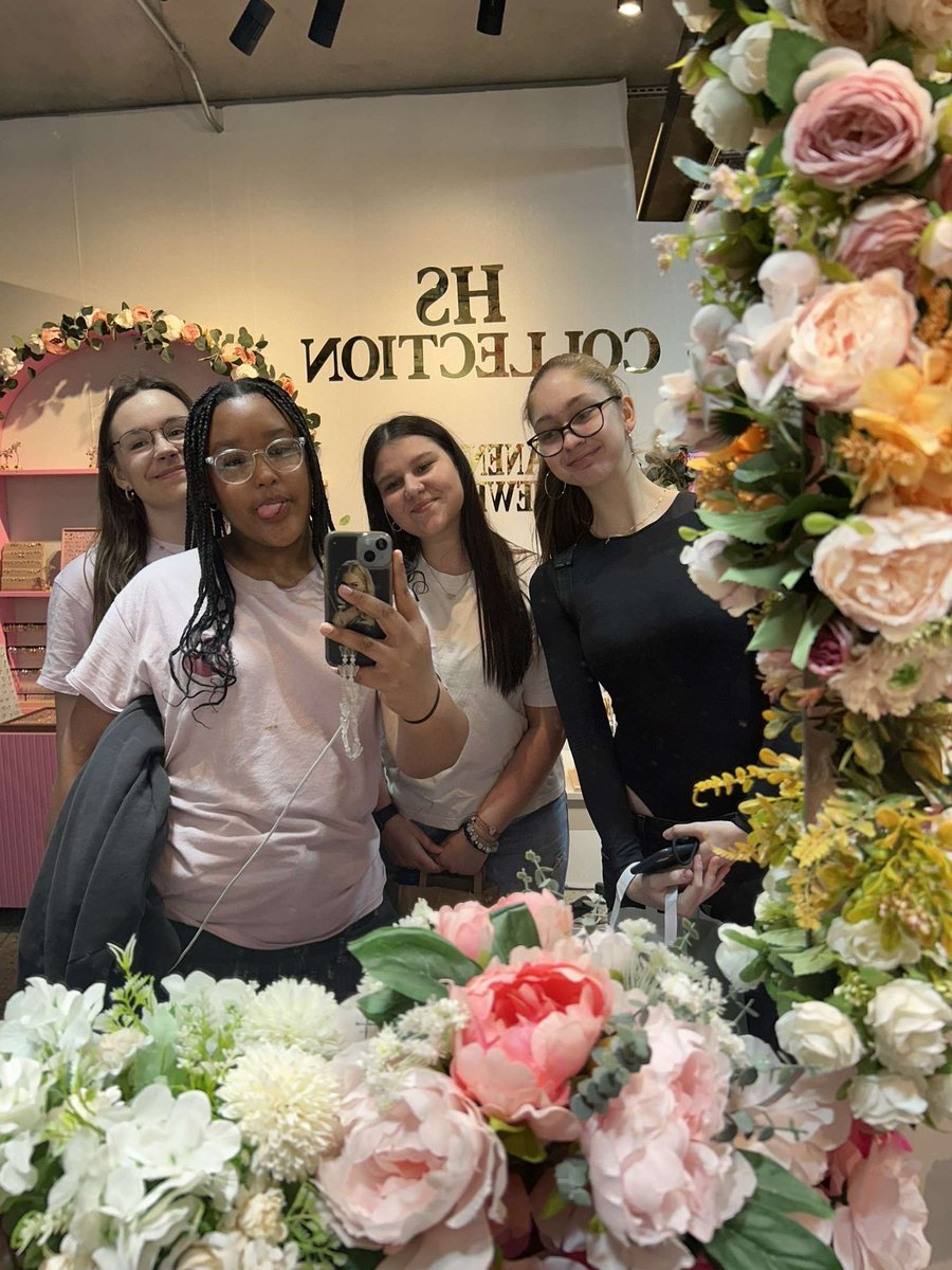 xdd_Ad_ele's tweet image. the way adele brought people together will forever be the thing i am the most grateful for. people all over the world just sitting at home calling every single day and suddenly going from facetime to seeing each other face to face after years of talking. thank you adele. ♥️🪐