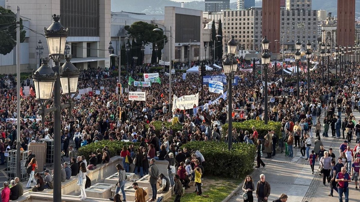 🔴 Milers de persones omplim avui els carrers per a reivindicar que s'apugin els salaris i abaixin els preus dels lloguers.

✊ Acabem amb el negoci de l'habitatge!