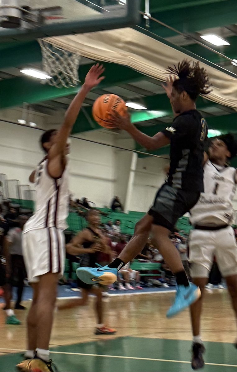 BWSL guard Kaylen Chilton drives and finds a cutter here for a layup.  We featured the CG Woodson guard in October 2024. He earned All Patriot District honors this season.  #BigShots #VirginiaTipOff ⁦<a href="/BigShotsToday/">Hit The BIG SH🏀TS</a>⁩ ⁦<a href="/BigShotsGlobal/">BIG SH🏀TS</a>⁩ x.com/norfolkknights…