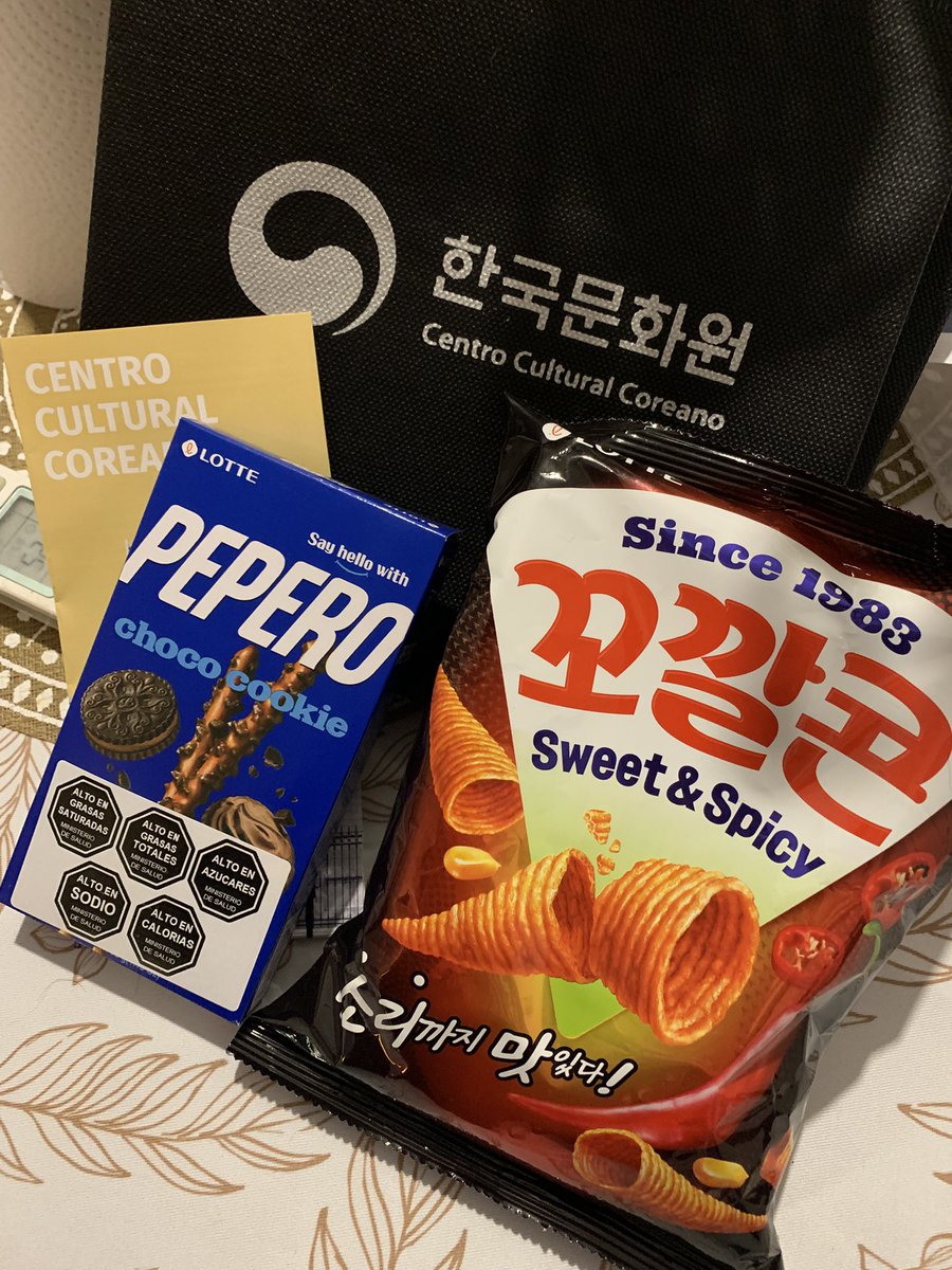Hubo souvenirs del <a href="/CCCoreanoArg/">Centro Cultural Coreano</a> pre función de What Does That Nature Say to You 🫶🏼 #bafici