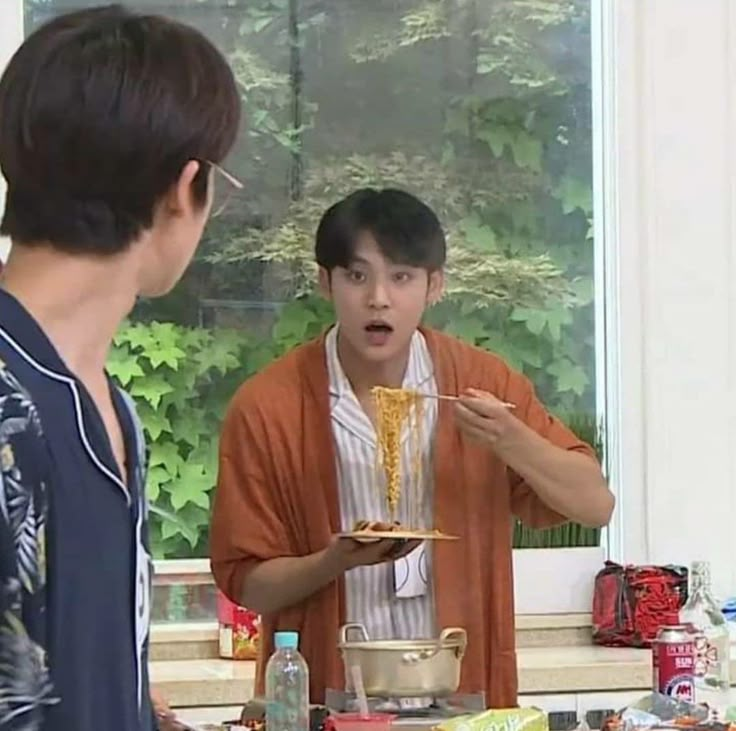 chihiroine's tweet photo. do NOT send nood(les)
   
🍜 gyuhan 
🍜 6k, teen
🍜 romcom meet cute
🍜 written for @mingyuficfest!

read it here:
https://t.co/V8Jkjan5He https://t.co/dSIIUPYPlp