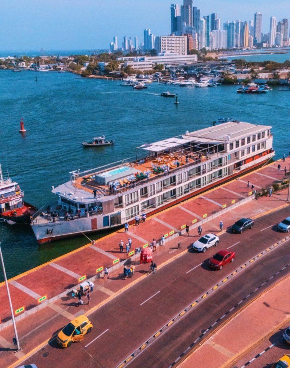El Crucero del Río Magdalena ya está en el muelle de la bodeguita en Cartagena. No sé cuantas veces conversé con <a href="/dumek_turbay/">Dumek Turbay Paz</a> y coincidíamos que nuestro sueño era ver llegar estos barcos a este lugar, que la foto sería preciosa.

Tremenda postal ⤵️