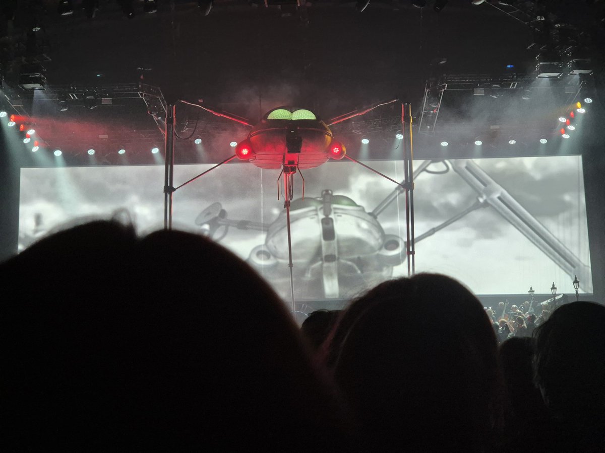 Shell15's tweet photo. The chances of anything coming from Mars..... Joseph's first concert #waroftheworlds #wotw #eveofthewar 💚
@charliesimpson @twotw_official @maisiesmithofficial #nathanjones #liamneesan @roureynolds #jonathanvickers #annemariewayne #jeffwayneswaroftheworlds https://t.co/NzpmGmQ6JI
