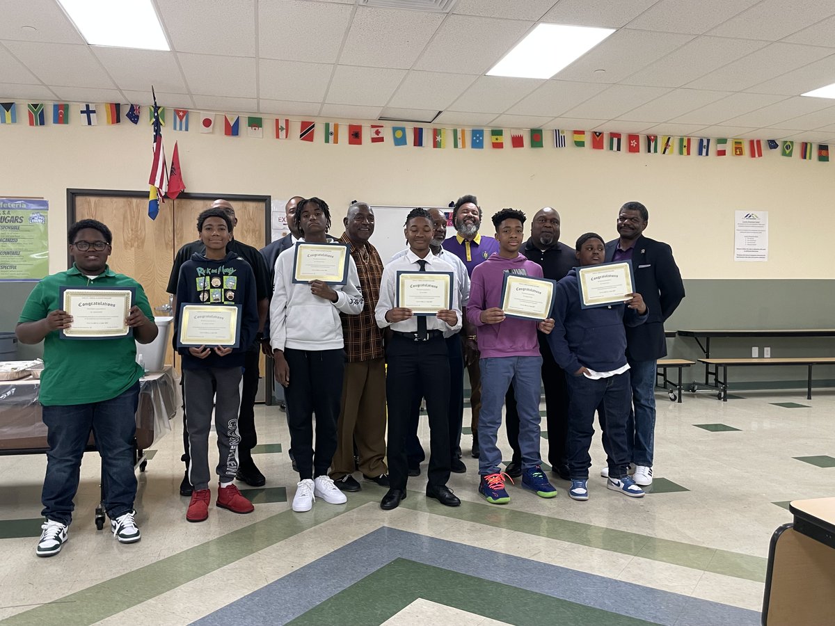 SMOFI has given college scholarships to 110 students, amounting to over $400K since '01 (with a 88% graduation rate), and helps mentor youth like these weekly. Give $20 or more to our 20 Pearls Scholarship Challenge today! smofi.org/campaigns/fund…