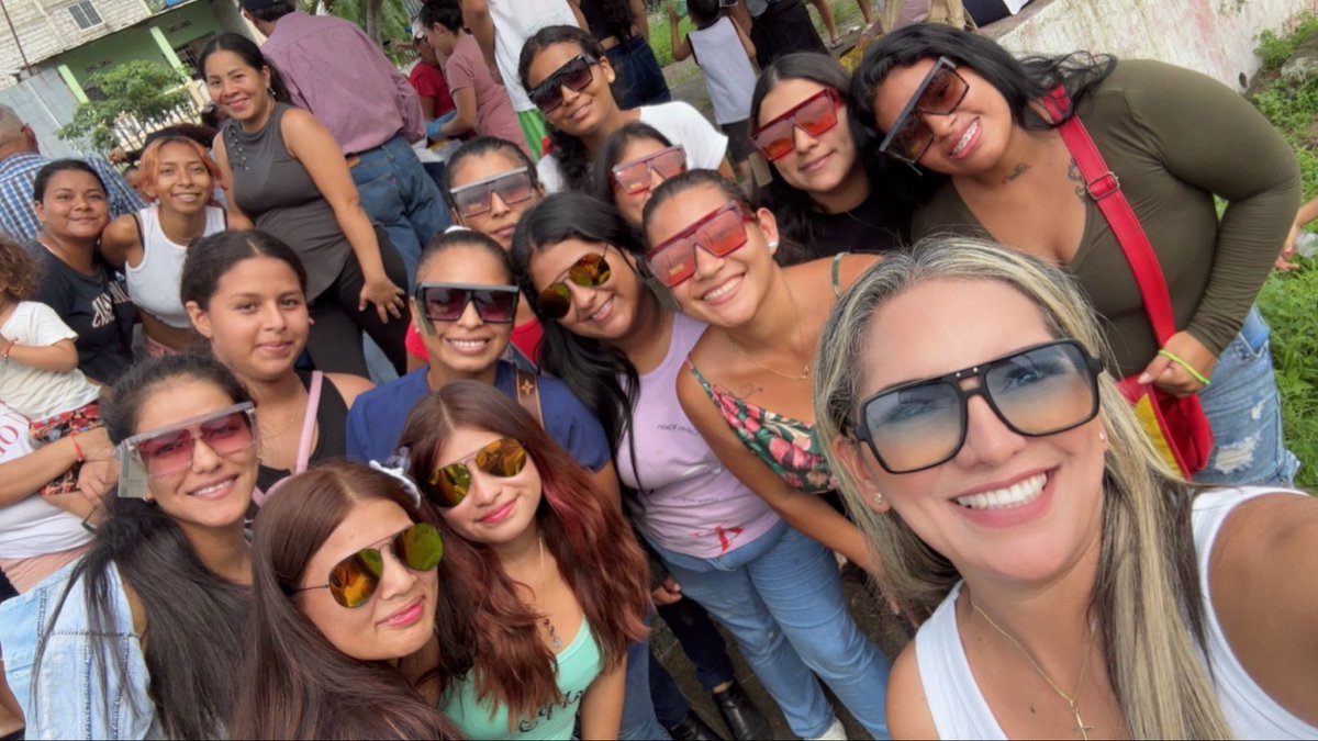 catalina78salce's tweet photo. A nuestras jóvenes líderes de cada rincón del territorio:
Ustedes que caminan con valentía por un voluntariado verdadero y una lucha social auténtica, sepan que cada taller, cada curso y cada charla que entregamos es con un solo objetivo: que tengan mejores días y más oportunidades.

Porque nuestros jóvenes merecen educación, salud y trabajo digno.
Porque una sociedad que abandona a su juventud está condenada a la injusticia.
Hoy, todo este trabajo se los dedico a ustedes.
Sigamos luchando, sigamos soñando, sigamos construyendo.
#JovenesLíderes #Guayaquil 
#Territorio
#CatalinaSalazarAsambleísta