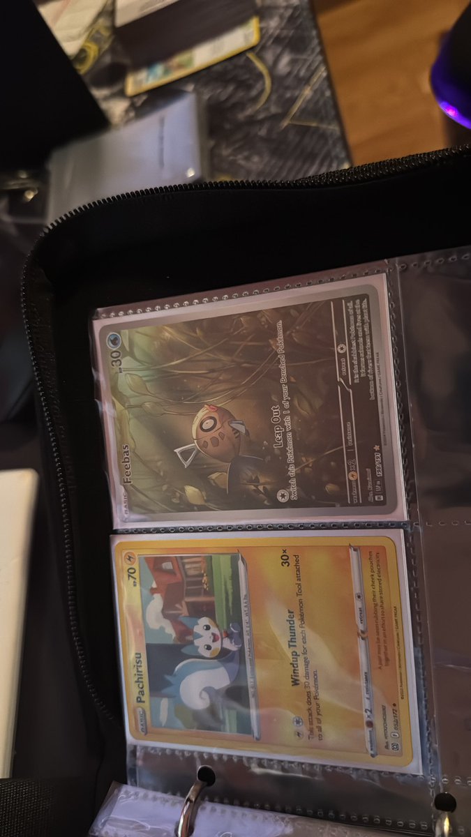 bincenth97's tweet photo. Mi primera caja de cartas de pokemon y me encantan las quiero enmarcar 😭 https://t.co/SSxSQjuZAk