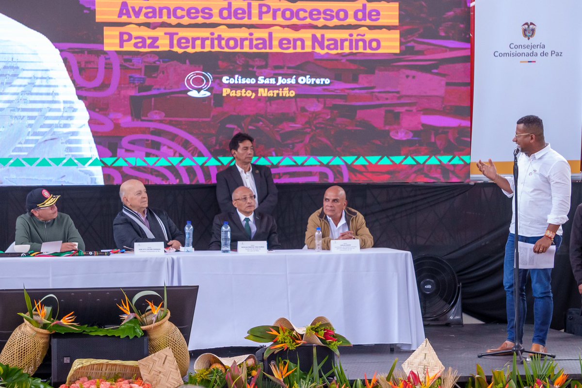 LuisAlfonsoEsc's tweet photo. La #PazTerritorialNariño es una realidad construida con hechos, valentía y vidas salvadas.

Ante el Presidente @petrogustavo, reafirmamos que este sur golpeado por el conflicto ha sabido convertirse en referente nacional de paz territorial.

Lo hemos hecho con dos procesos en marcha, una disminución del 99% en los desplazamientos en los municipios del acuerdo, 58 niñas y niños rescatados de la guerra, comunidades que retornan a sus territorios y un pueblo que nunca dejó de resistir.

Aquí ya hicimos lo que parecía imposible. Es hora de que el país mire al sur como se lo merece.