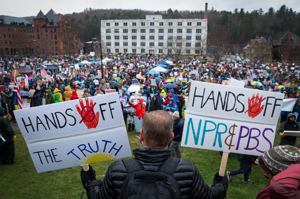 vtdigger's tweet image. Thousands of people protest Trump presidency at rallies around Vermont #vtpoli buff.ly/HIAWjpt
