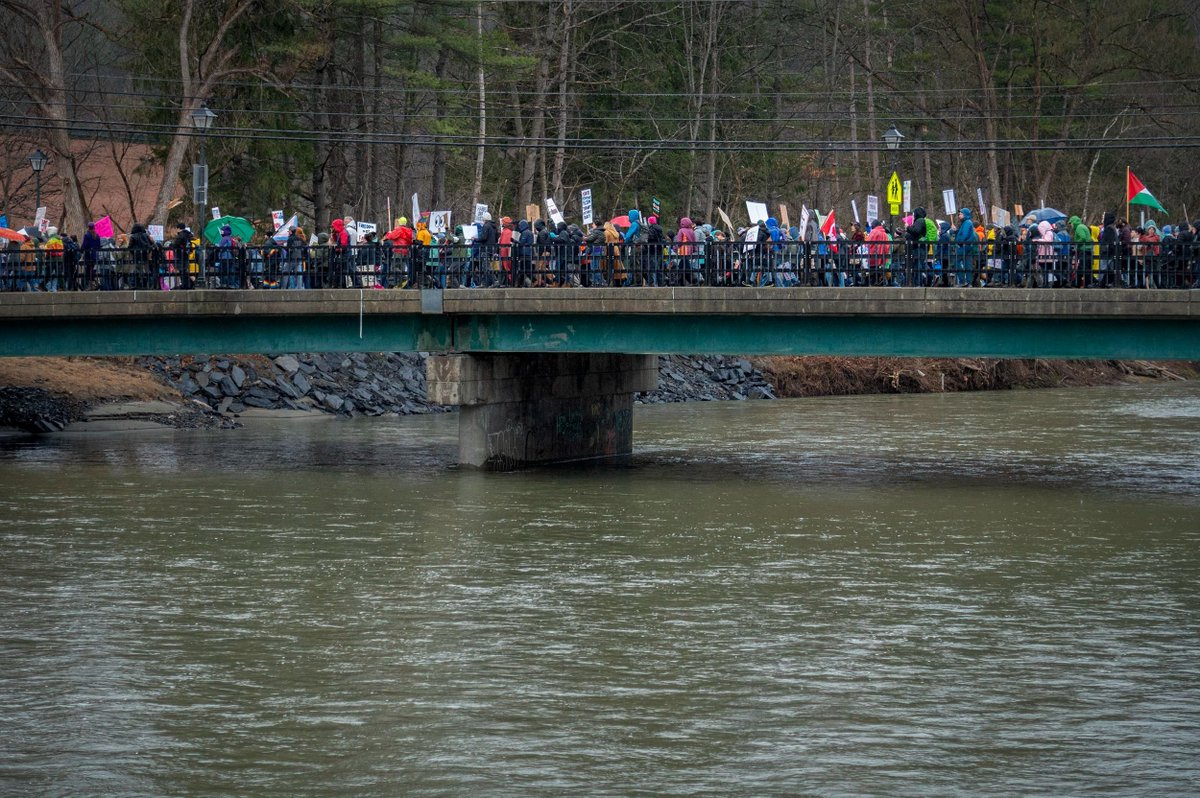 vtdigger's tweet image. Thousands of people protest Trump presidency at rallies around Vermont #vtpoli buff.ly/HIAWjpt