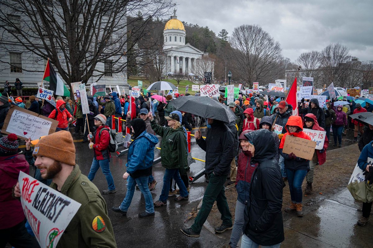 vtdigger's tweet image. Thousands of people protest Trump presidency at rallies around Vermont #vtpoli buff.ly/HIAWjpt