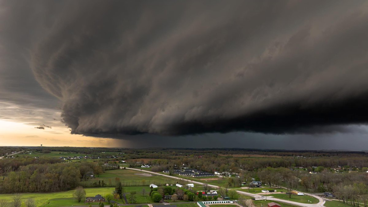 W00ddr0's tweet image. @ryanhallyall  this was the impressive storm that went through Smiths Grove, Ky.
