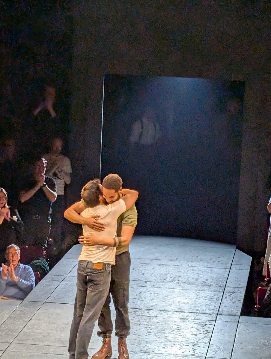 I just came from the Bridge Theatre, where I admired the fabulous Jonathan Bailey as Richard II. In the middle of the play (cannon), he suddenly appeared next to me. I was, and still am, blown away.
#bridgetheatre #jonathanbailey #richardII #perfectnight