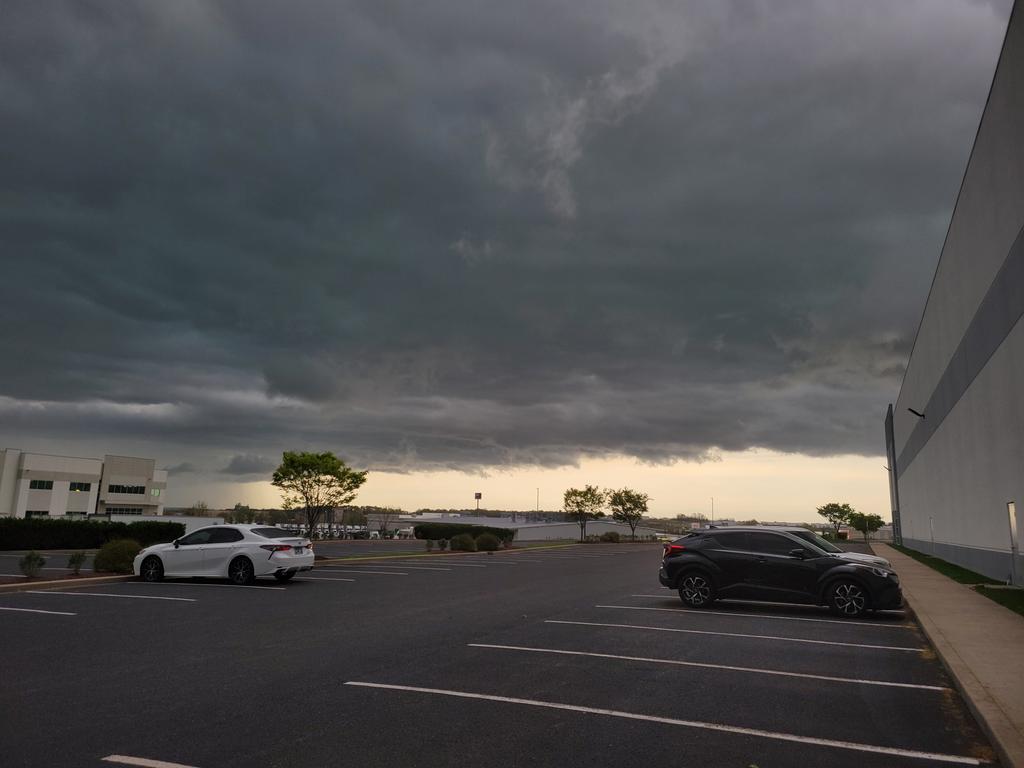 bumblebee424's tweet photo. @ryanhallyall @NWSNashville @RuthSevereWx @NashSevereWx 
Lavergne tn watching the storm roll through https://t.co/U0LNSQqljz