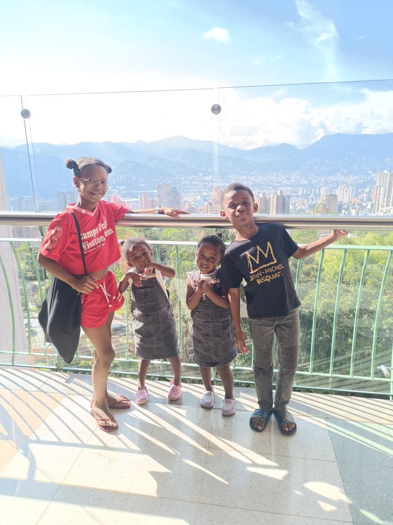 L'heure est grave la famille.
Demain, les enfants et moi allons faire une vidéo en espagnol car parce qu'il n'y a pas de représentation colombienne au #Niger et en #Guinée la demande de visa de Mikhia a été refusée.
La lettre d'autorisation des pères pour les visas pose problème