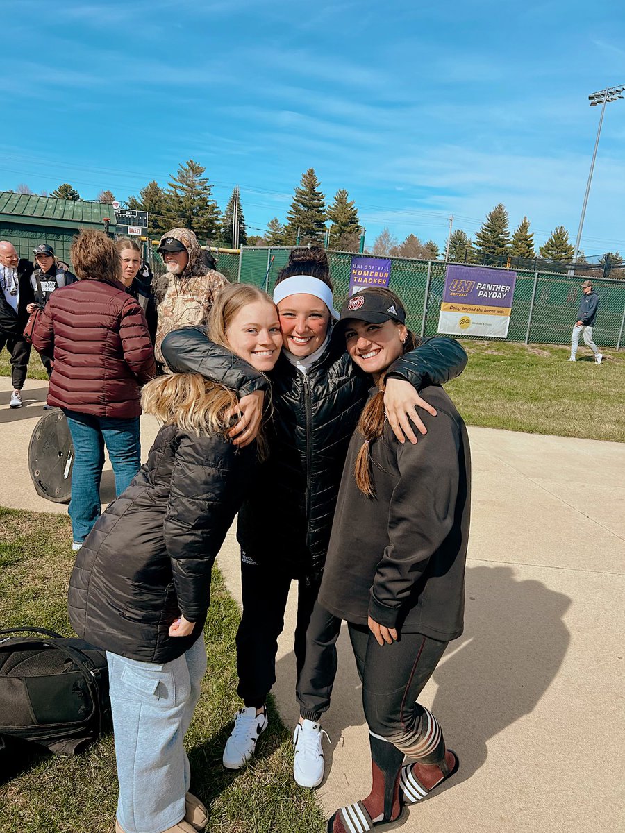 DMACCsoftball's tweet photo. ‼️FORMER BEARS‼️

Former Bears, Elle Nelsen and Campbell Kelley, with Current Bear Josie McCuddin!

FRIENDS FOR LIFE!

#GoBears🐻🥎
@BobLigouri https://t.co/2bpfrVZg7s