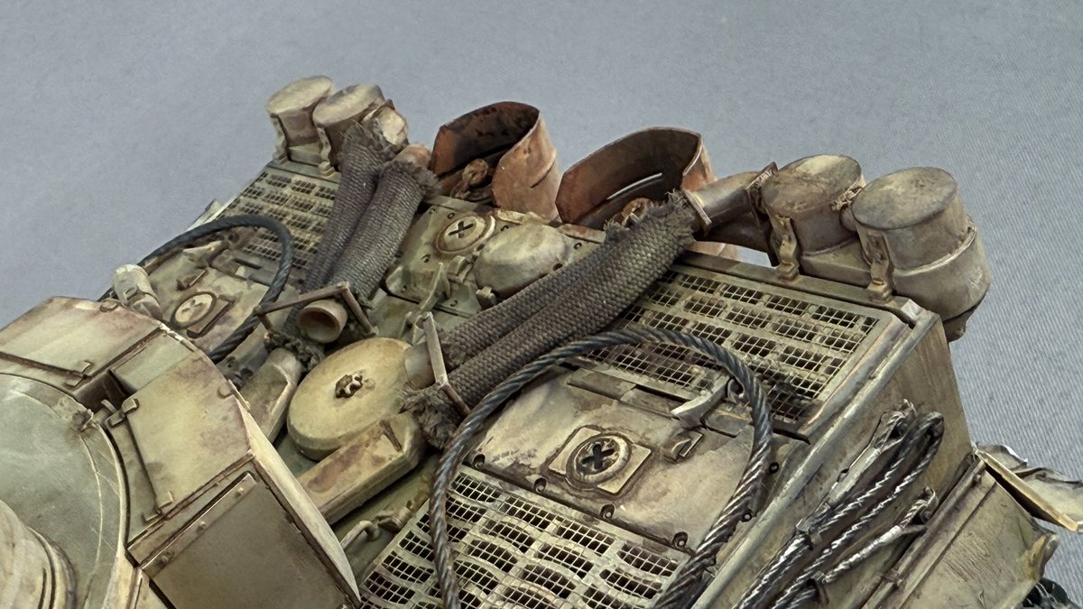 タミヤ 1/35  TIGERⅠ   極初期  完成しました。

半年ぶりなので、鈍っていたのでご愛嬌です。あとぐにゃぐにゃ曲げるのも歯止めが聞かなかった(笑)

アフリカ戦線で何度となく故障で放置されボコボコになったTIGER戦車…迫り来る敵にその辺の部品で慌てて修理！

#タミヤ #TIGER