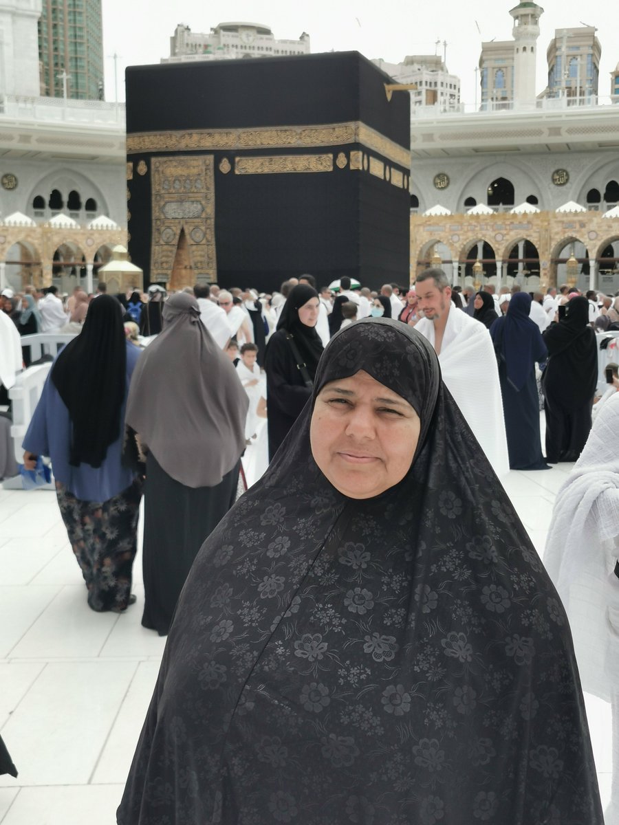 esraa_roshdi's tweet photo. طنط العسولة دي  كان نفسها تتصور قدام الكعبة و فرحانة و طلبت مني اصورها، قلت لها طيب يا طنط ممكن فون حضرتك اصورك بيه عشان الصورة تبقى عندك؟ قالت لي مش معايا موبايل اتصور بيه بس أمانة عليكي تصوريني صورة و تنزليها لي على النت 😭😭😭♥️♥️♥️♥️♥️♥️ https://t.co/FcYGDRRx1v