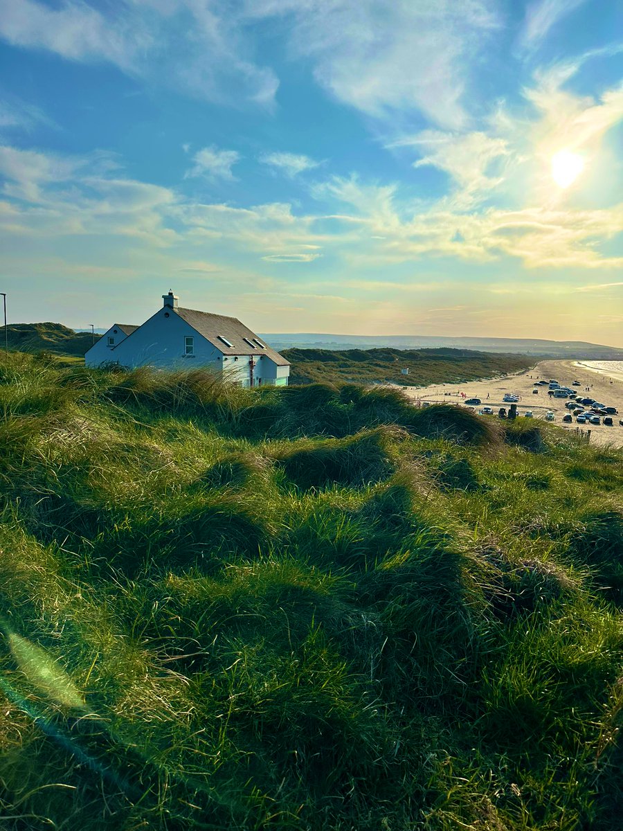 IrishArtistMic2's tweet photo. Strand House Portstewart County Derry N.Ireland by Irish-Artist Michael #portstewart #discovernorthernireland https://t.co/uDzuYAGtks
