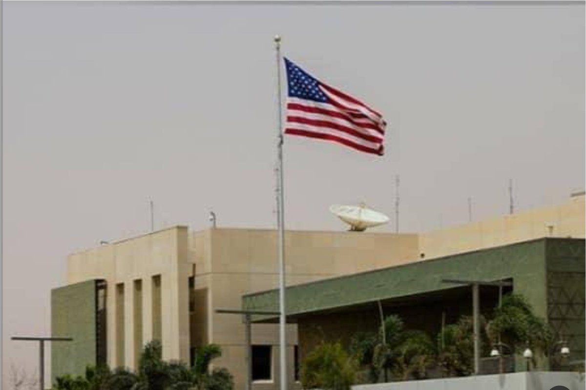 البداية من #موريتانيا حيث آلاف الموريتانيين يعتصمون منذ ساعات أمام سفارة #أمريكا في نواكشوط، تضامنًا مع #غزة. #غزة_تحت_الحصار ، والحل المتاح الآن هو حصار سفارات الاحتلال الصهيوني والدول الداعمة له، وأولها أم الخبائث.