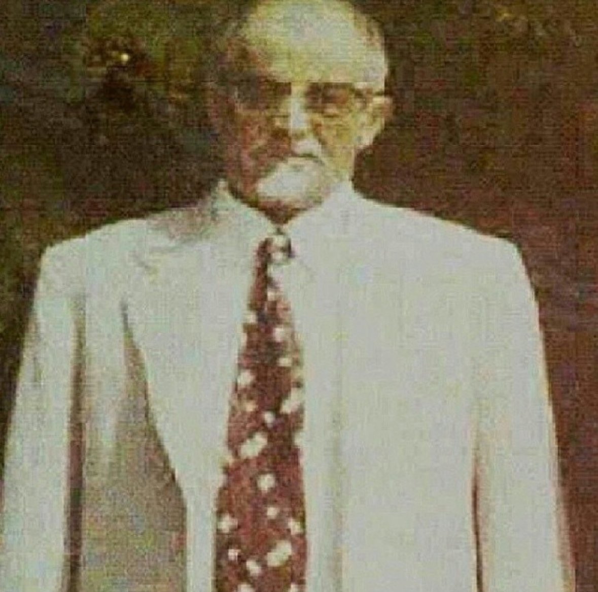 amhowail's tweet photo. مرحوم ياللي سيرته تعدل الميل
ولو ماتوفى قد خذا الطيب كله

عود ٍ رحل لكن ترك له رياجيل 
تاقف مواقيفه ، وتملا محلّه ..!

#جدي_علي_بن_حويل_المري https://t.co/eqWsfq931g