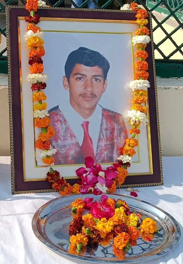 Homage to

FLYING OFFICER DEEPAK DAHIYA
MOFTU #IndianAirForce

on his balidan diwas today.
Flying Officer Deepak Dahiya was immortalized in a MiG-21 air crash in Assam #OnThisDay in 2002.

#FreedomisnotFree few pay #CostofWar.