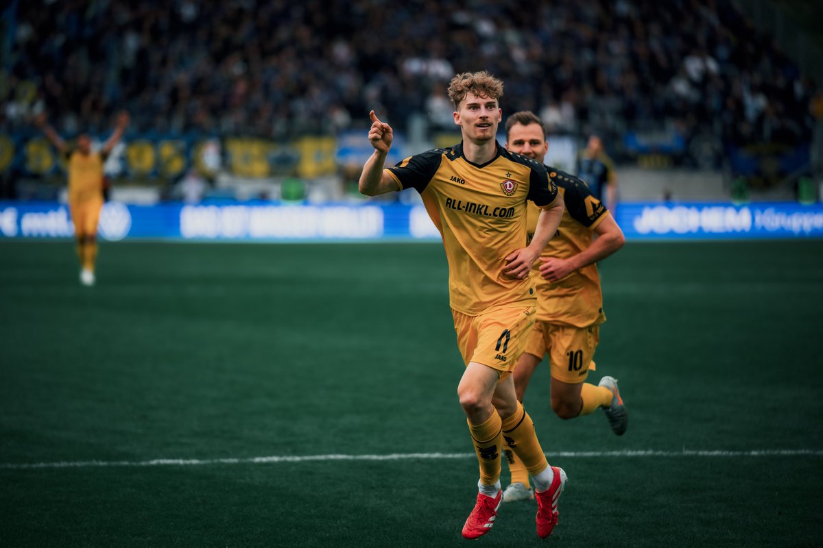 DynamoDresden's tweet photo. Klarer Auswärtssieg im Spitzenspiel! Wir gewinnen durch Treffer von Christoph #Daferner, Niklas #Hauptmann, Dominik #Kother und ein Eigentor mit 4:1 beim 1. FC Saarbrücken. Danke für diesen fantastischen Ostersonntag, Männer! ⚫️🟡👉 https://t.co/nAf14kOF6a #sgd1953 https://t.co/PIljD8zJ7Q