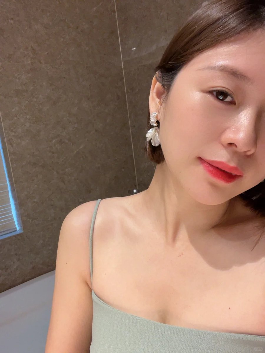 hakiybd's tweet photo. 剛剛哭了，因為被前男友嘲笑35歲沒人要
35歲還沒結婚很丟人嗎？ https://t.co/JKfpbQatxu
