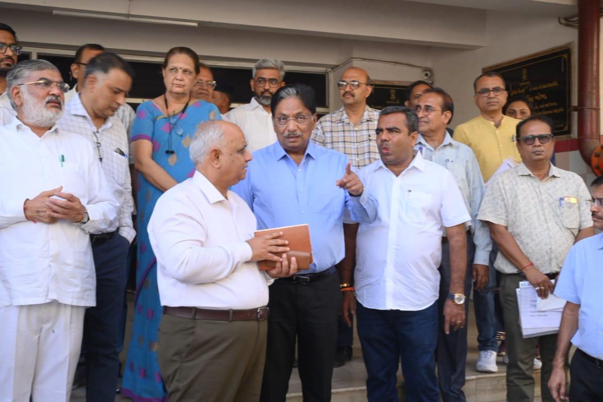 જામનગરની ગુરુ ગોવિંદસિંહ જનરલ હોસ્પિટલની મંત્રી શ્રી <a href="/Mulubhai_Bera/">Mulubhai Bera</a> સાથે મુલાકાત કરી અલગ અલગ વિભાગની કામગીરી-વ્યવસ્થાની સમીક્ષા કરી
અને વોર્ડમાં દર્દીઓ સાથે સંવાદ કર્યો.