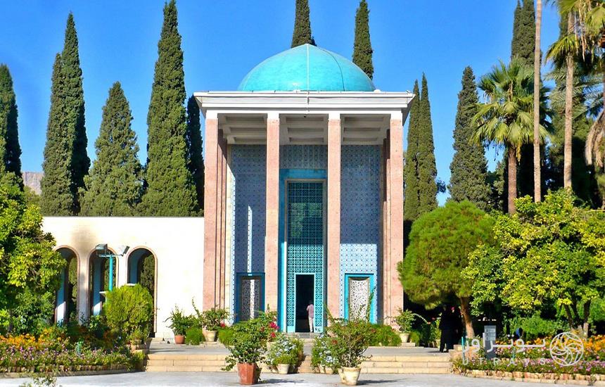 اول اردیبهشت روز بزرگداشت استاد سخن، شیخ اجل سعدی
اگر شعر فارسی نو با #رودکی آغاز می‌شود با انقلاب غزل #سعدی است که وارد دوره نوینی می‌گردد و با انقلاب #نیما نقطه عطف دیگری را تجربه می‌کند. سعدی با بلاغت خود، #غزل را به عرصه‌ای برای تجارب وجودی، حدیث نفس و سیالیت ذهن بدل ساخت.