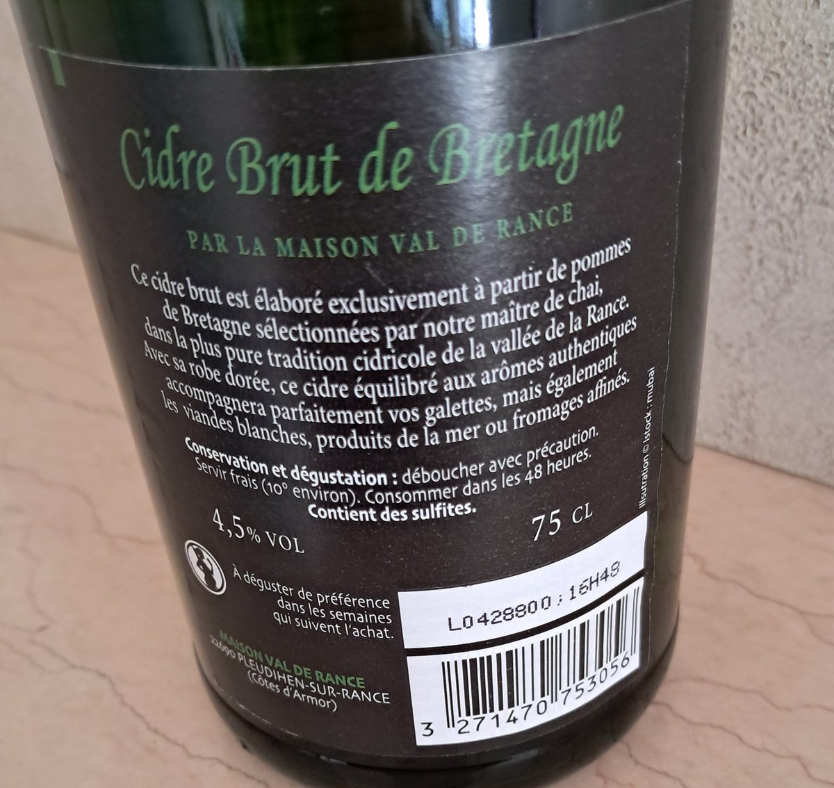 VanessaSantoni's tweet photo. #Pasqua #sidro Sélection de pommes de Bretagne: CIDRE BRUT igp "La Bolée Bretonne", 4,5%, Maison Val de Rance, Pleudihen-sur-Rance, Côtes d'Armor. Pure tradition cidricole de la Vallée de la Rance. Per galettes, carni bianche, seafood, fromages affinés. Eccellente col Camembert😍 https://t.co/1gnbZJnrCA