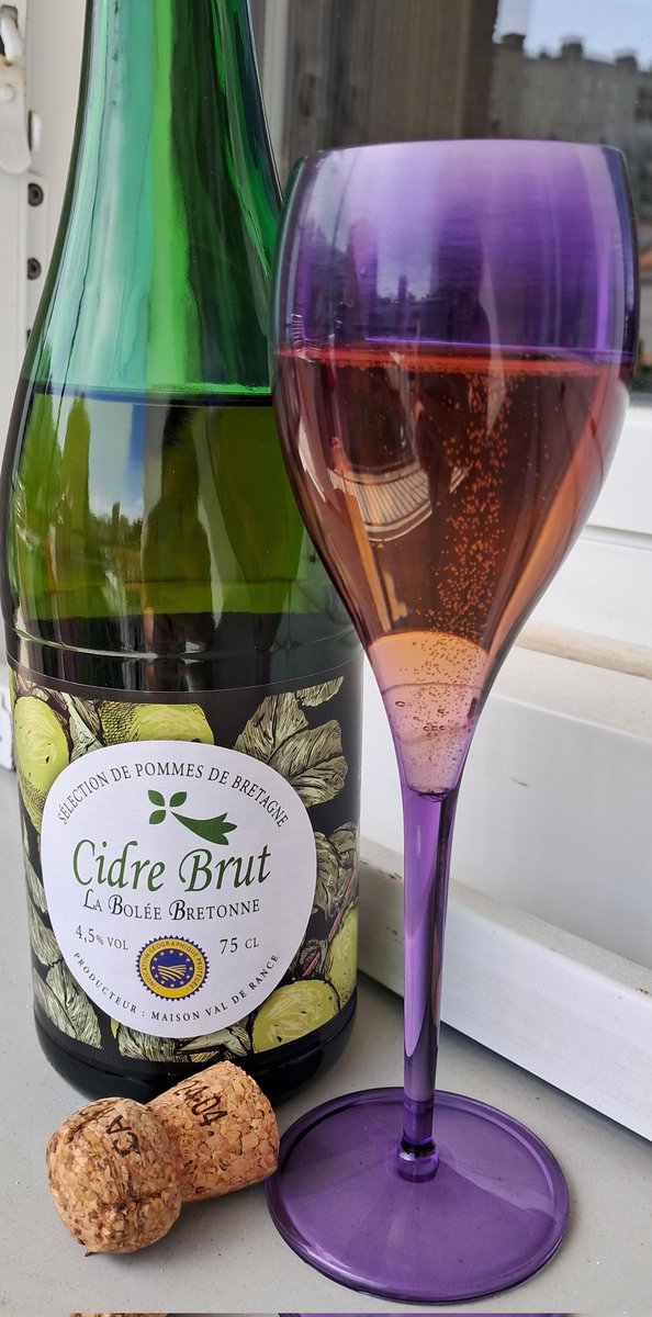 VanessaSantoni's tweet photo. #Pasqua #sidro Sélection de pommes de Bretagne: CIDRE BRUT igp "La Bolée Bretonne", 4,5%, Maison Val de Rance, Pleudihen-sur-Rance, Côtes d'Armor. Pure tradition cidricole de la Vallée de la Rance. Per galettes, carni bianche, seafood, fromages affinés. Eccellente col Camembert😍 https://t.co/1gnbZJnrCA