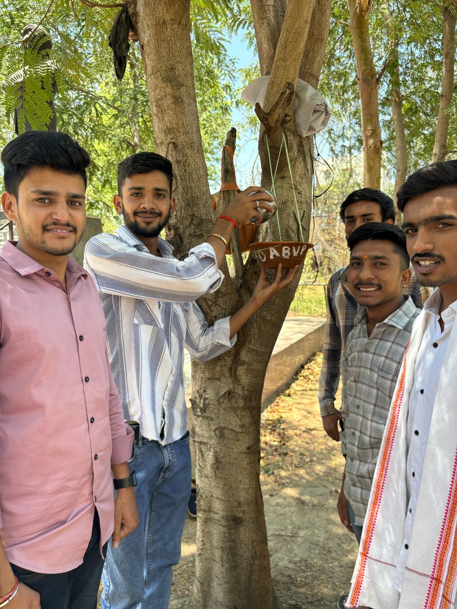 abvpchittor's tweet photo. अभाविप चित्तौड़गढ़ जिले द्वारा 
"विकासार्थ विद्यार्थी गतिविधि''(SFD) के अंतर्गत महाराणा प्रताप राजकीय स्नातकोत्तर महाविद्यालय चित्तौड़गढ़ में "परिंडा अभियान'' का शुभारंभ किया गया। इस अवसर पर SFD प्रांत प्रमुख श्री आलोक सिंह राठौड़ उपस्थित रहे।

#StudentsforDevelopment 
#ABVP https://t.co/Z8DsoX1YXK