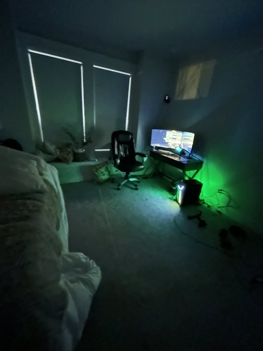 Rain_Fall_132's tweet photo. @nanashimumei_en @gawrgura #MoombaGoombaRoomba I have 2 bedrooms (my parents have separate house) but here one of them https://t.co/Su0fcEFLjc
