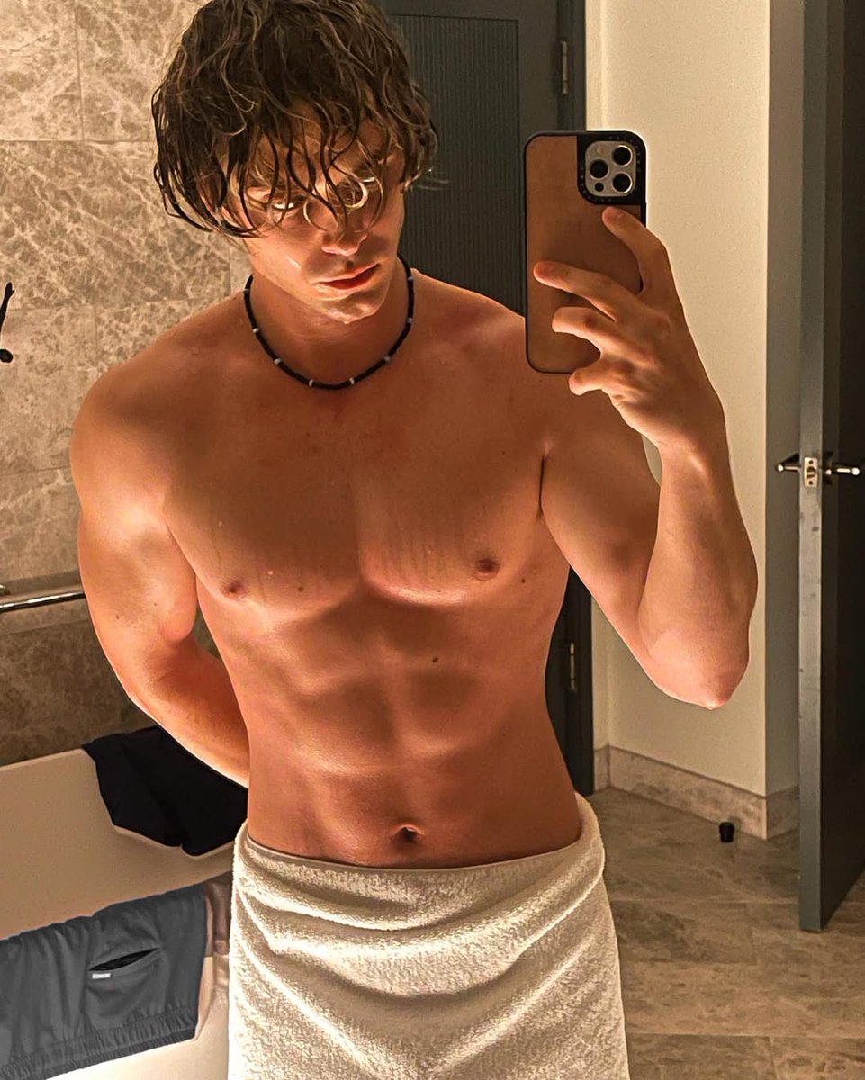 joshlexhot's tweet image. Saudades de quando a autoestima do gato tava lá em cima,e ele postava fotos assim.