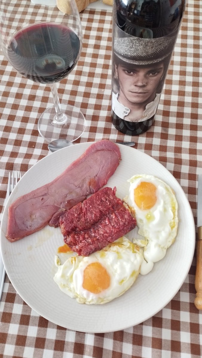 manquilefs's tweet photo. #VivirEnZamora
Domingo de #DosyPingada y cambio de @VinodeToro pasamos de "El Pillo" a "El Pícaro"de @matsuwines Postre: torrijas, aceitadas, garrapiñadas y bombones #Refart @AjosCuelga @garbanfuco @yendoporlavida @Rutavinotoro @embuti2Turista @alimentoszamora @tierradesabor https://t.co/RAj0hrM7NU