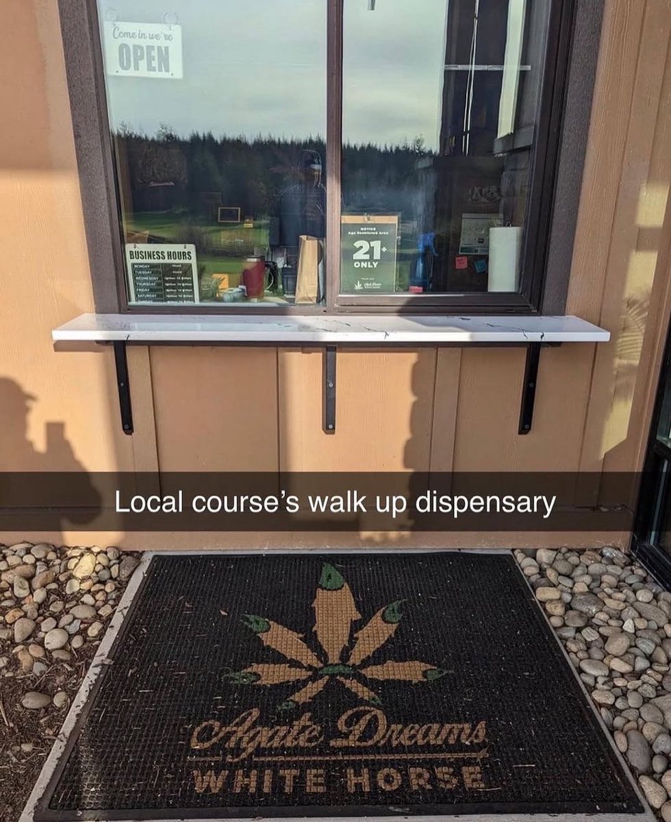 NUCLRGOLF's tweet image. ⛳️😶‍🌫️ Walk up dispensary on the golf course 👀 

(Via: timziIIa/reddit)