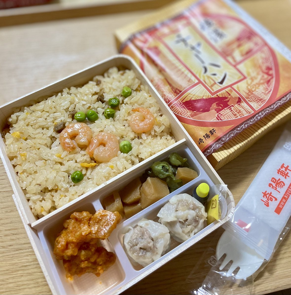首都で買って帰ってから食べる崎陽軒
ほんとは「祭」で牛タン弁当とか買いたかったんだよぉおおーん
でも人が多すぎてすぐ買えそうな崎陽軒のところで買ったし人に酔って食欲が減退してた(が、新大阪で乗り換えて復活)
田舎者は大変(笑)