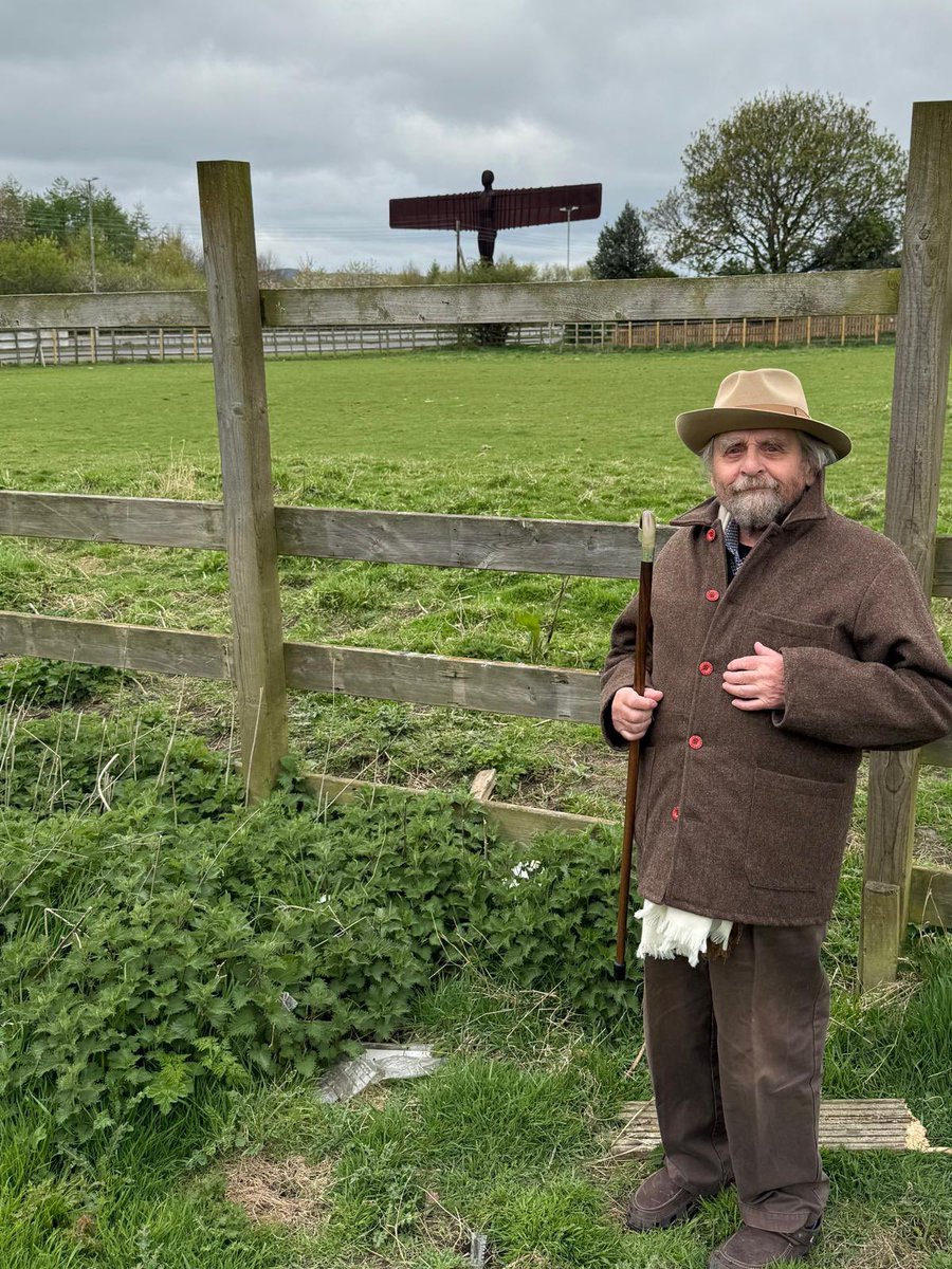 He met an Angel today. Happy Easter Sunday everyone #sylvesterontour