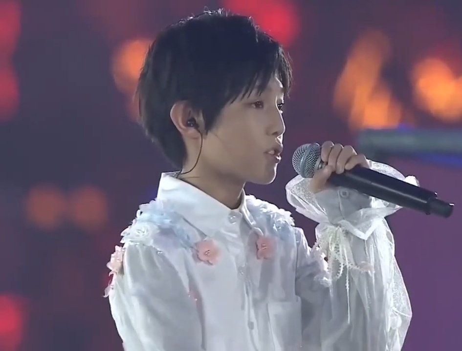 MiaoKai0921's tweet photo. ไม่ค่อยแน่ใจ แต่คิดว่าน่าจะมาจาก คอนเสิร์ตครบรอบ 6 ปี ของ TFBOYS ตอนนั้นยังตามแต่ 3 หน่อ ส่วนเรื่องเด็กฝึกขึ้นเวทีมาร้องด้วยคือsp เพราะน้องเด็กมาก อีกอย่างคือเราชอบฟังเพลงแนวนี้ พอได้ยินก็เลยตั้งใจดู เลยได้เห็นนี่แหละ แต่คือยังไม่ได้รู้จักไรจนถึงช่วงปีปลายปี 22 อะ
#HappyZYZDay https://t.co/gIMKlBUnua
