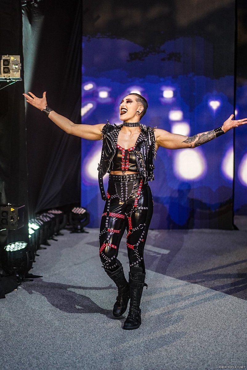 2dayInHistoRhea's tweet photo. #SundayNightMami
@RheaRipley_WWE returns to Allegiant Stadium in Las Vegas for her 2nd performance there
Her 1st was Summerslam 2021, where she fought a triple threat match in which she tried to regain a recently lost world title
How much will history repeat itself tonight? https://t.co/zWrV8wlzmz