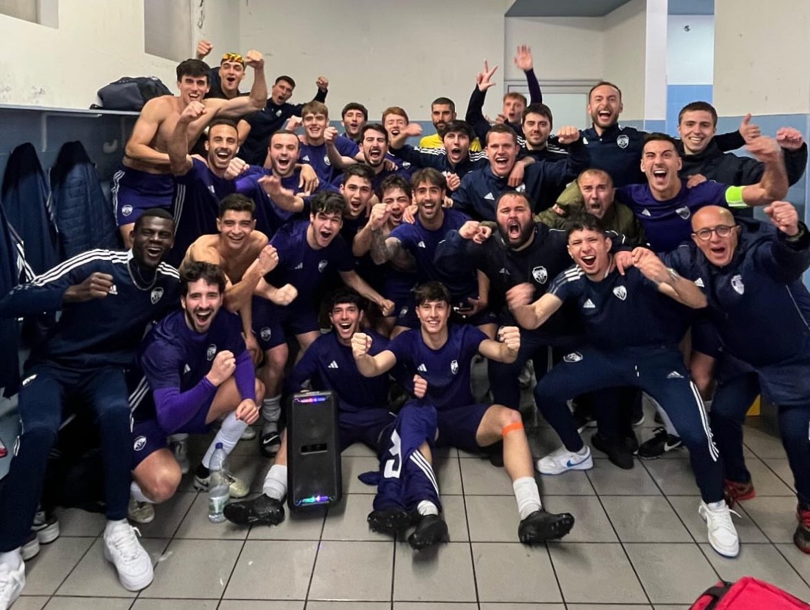 Fica Coa Bola YT (@ficacoabola) on Twitter photo E por certo, tremenda tempada a do <a href="/AtlCorunaMonta/">Atlético Coruña Montañeros C.F.</a> que confirmou esta mañá o seu ascenso á Terceira Galega!
👏🏻 Especialmente parabéns a un adestrador cun futuro tremendo como <a href="/Arias1Jairo/">Jairo Arias</a> e que sempre está disposto a botarnos unha man nos Onces Galegos! E por certo, tremenda tempada a do <a href="/AtlCorunaMonta/">Atlético Coruña Montañeros C.F.</a> que confirmou esta mañá o seu ascenso á Terceira Galega!
👏🏻 Especialmente parabéns a un adestrador cun futuro tremendo como <a href="/Arias1Jairo/">Jairo Arias</a> e que sempre está disposto a botarnos unha man nos Onces Galegos!