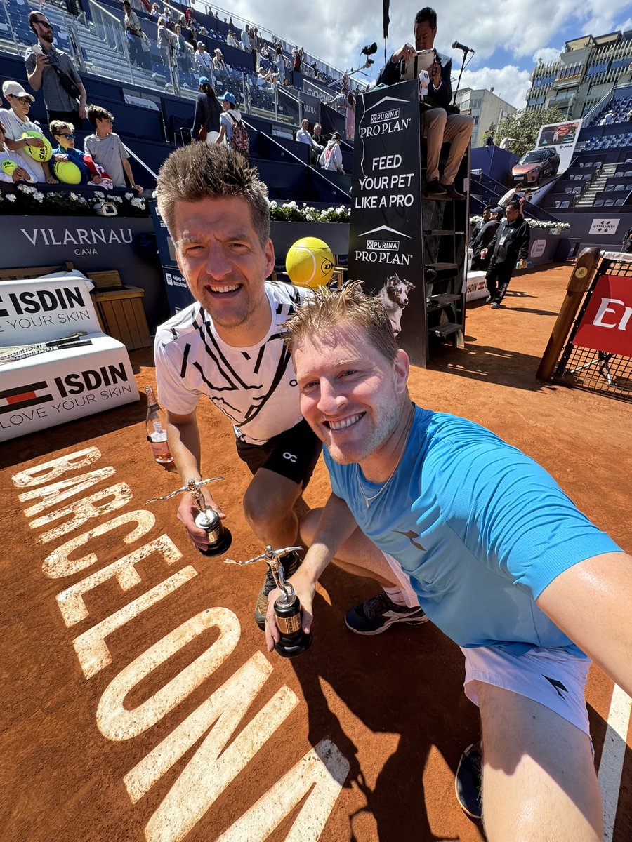 El selfie de los campeones 🏆🏆

<a href="/atptour/">ATP Tour</a> | <a href="/ATPTour_ES/">ATP Tour en Español</a> | #BCNOpenBS